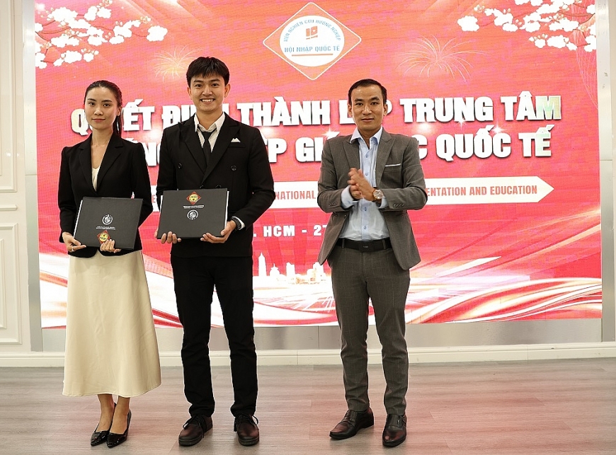 Trao quyết định thành lập Trung tâm Hướng nghiệp Giáo dục Quốc tế
