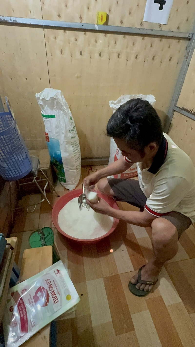 Quy trình sản xuất (ảnh trên) và bột ngọt giả thành phẩm nhãn hiệu Ajinomoto