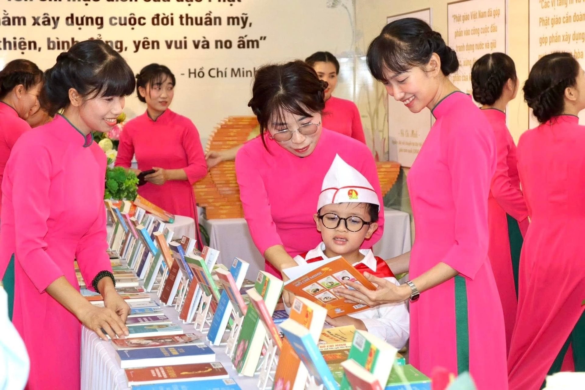 Tham quan "Không gian văn hóa Hồ Chí Minh" tại Tổ đình chùa Hội Khánh