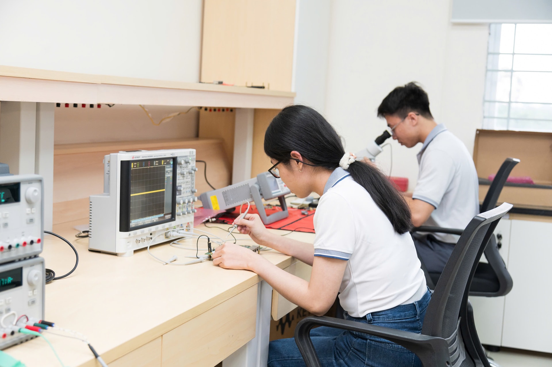 Sinh viên tham gia nghiên cứu tại phòng thí nghiệm thuộc ĐHQG TP.HCM.