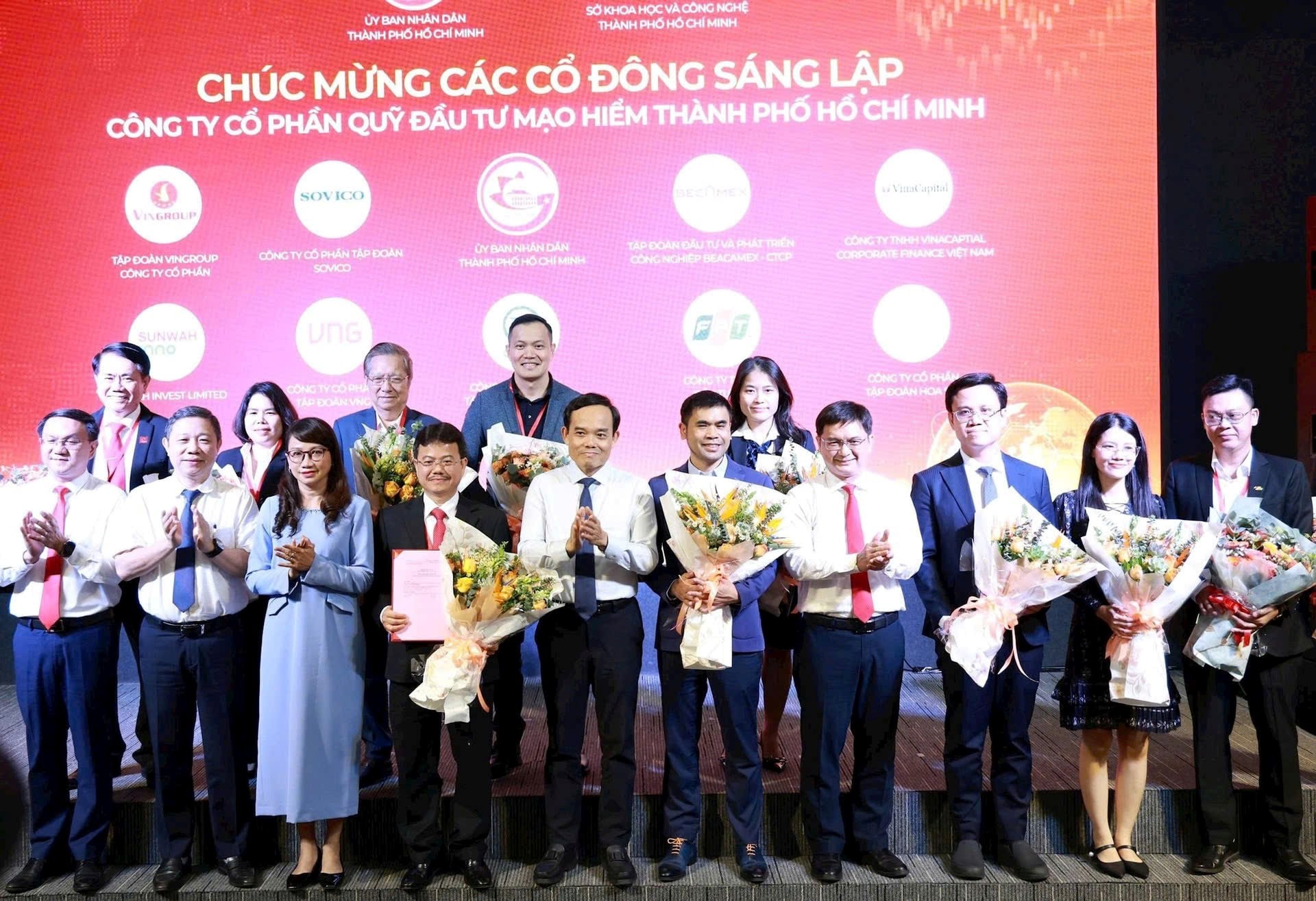 Ông Trần Lưu Quang - Ủy viên Bộ Chính trị, Bí thư Thành ủy TP.HCM (thứ 5 từ trái qua) cùng đại diện lãnh đạo UBND TPHCM, Ban Tuyên giáo & Dân vận Thành ủy, ĐHQG TP.HCM tặng hoa chúc mừng các cổ đông sáng lập Quỹ đầu tư mạo hiểm TP.HCM.