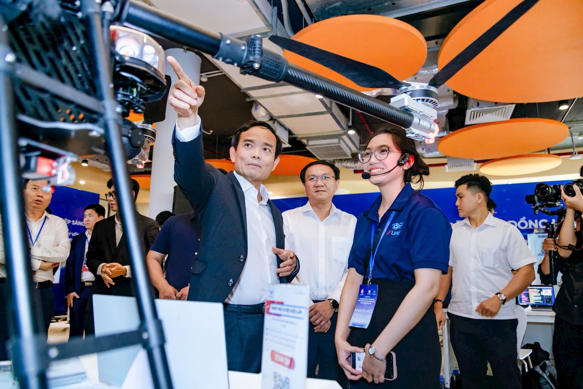 Ông Trần Lưu Quang - Ủy viên Bộ Chính trị, Bí thư Thành ủy TP.HCM; ông Lâm Đình Thắng - Giám đốc Sở Khoa học và Công nghệ TP.HCM tham quan triển lãm sản phẩm công nghệ.